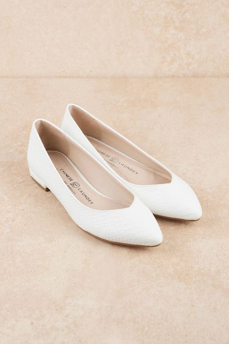 White Flats Shoes Wedding, Small White Shoes, Aesthetic Flats Shoes, Cute Flats Shoes For Women Classy, White Flats Aesthetic, Elegant Low Heel Shoes, Flat Formal Shoes Women, White Flat Shoes Outfit, White Dress Shoes For Women