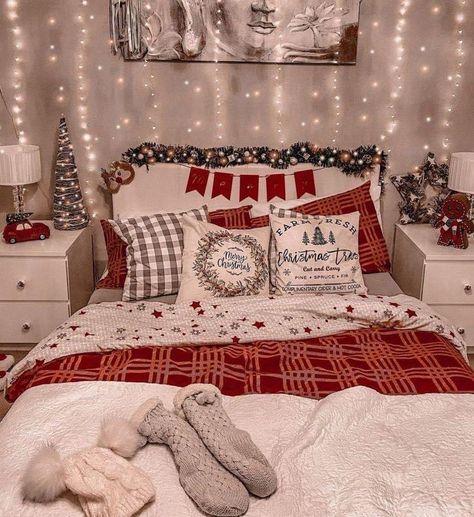 Christmas Decoration Ideas For Bedroom, Xmas Inspo Christmas Decor, Christmas Decor Ideas Aesthetic Bedroom, Christmas Room Cozy, Winter Decorations Bedroom, Christmas Bedroom Decoration Ideas, Aesthetic Christmas Bedrooms, Holiday Room Decor Christmas, Christmas Bedroom Inspiration