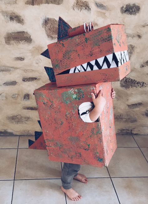 Diy Dinosaur Costume, Box Dinosaur, Kids Dinosaur Costume, Fun Kids Crafts, Pirate Costume Diy, Robot Costumes, Cardboard Craft, Cardboard Box Crafts, Costume For Kids