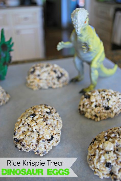 18 Scary-good dinosaur foods to celebrate Jurassic World: Dino track cookies Essen, Egg Rice Krispie Treats, Dinosaur Week, Oreo Rice, Dinosaur Preschool, Preschool Dinosaur, Dinosaur Food, Crushed Oreo, Egg Rice