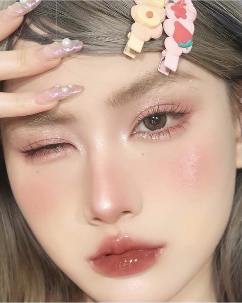 Pink Makeup Looks Korean, Fairy Makeup Pink, Korean Pink Makeup, Japan Makeup Look, Pink Korean Makeup, Fairy Makeup Aesthetic, Korean Makeup Pink, Pink Douyin Makeup, Im Cold Makeup