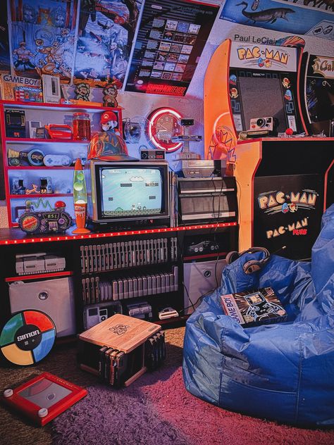 Retro Video Game Bedroom, Retro Game Setup, Video Rental Store Aesthetic, Retro Astetic, Retro Room Ideas 1980s, 80s Themed Room, Nerd Bedroom, 80’s Room, Comfy Nook