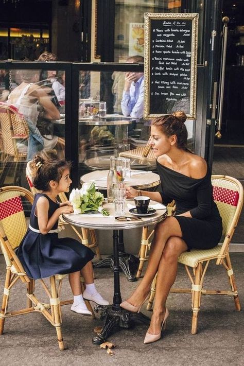 Working Mother Aesthetic, Mom And Daughter Shopping, Working Mom Photography, Mom With Kids, Eating Photography, Mother And Daughters, Career Girl Daily, Foto Top, Parisian Women