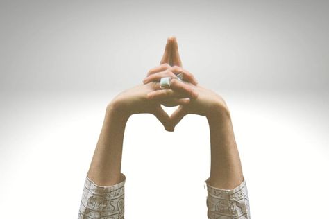 Uttarabodhi Mudra (Enlightenment Gesture): How to Do, Benefits - Fitsri Uttarabodhi Mudra, Gyan Mudra, Buddhist Beliefs, Anahata Chakra, Vajrayana Buddhism, Hand Gesture, Decision Making Skills, Heart And Lungs, Do Yoga