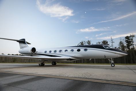 Gulfstream Fills Its Model Lineup with G400, G800 - FLYING Magazine Gulfstream G800, Large Cabin, Gulfstream Aerospace, Private Jet Plane, Private Planes, Aviation Fuel, Monday Evening, Private Plane, Head Up Display