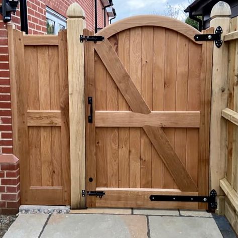 Wood Fence And Gate Ideas, Wood Gates Ideas Backyard, Garden Wooden Gate, Garden Fence And Gate Ideas, Garden Gate Wood, Wooden Gates And Fences, Fence Door Design, Wood Gates And Fences, Wooden Garden Gates Ideas