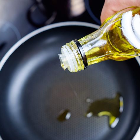 How to use every important cooking oil Types Of Cooking Oil, Healthy Cooking Oils, Vinegar Dressing, Baking Soda Uses, Cooking Oils, Peanut Oil, Healthy Oils, Cooking Basics, Frying Oil