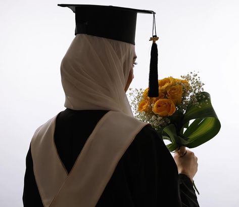 Image may contain: one or more people, people standing and flower Graduation Pictures Hijab, Graduation Outfit Ideas Hijab, Outfit Ideas Hijab, Graduation Pictures High School, Graduation Outfit College, Graduation Wallpaper, Graduation Images, Graduation Look, College Graduation Photos