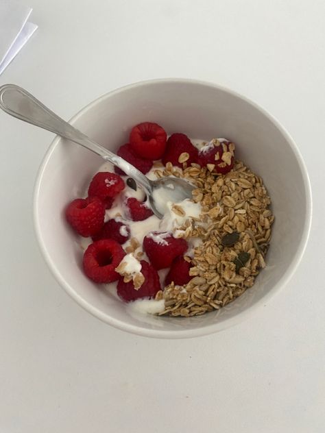 Essen, Yougart Parfait Bowl, Yoghurt Bowl Aesthetic, Parfait Aesthetic, Yoghurt Aesthetic, Yoghurt Parfaits, Parfait Bowl, February Goals, Yoghurt Parfait