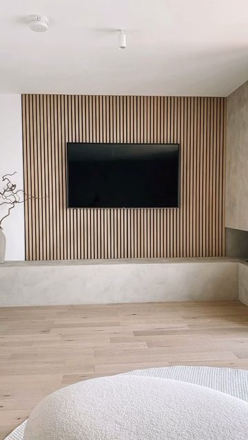 Wood Slat Wall Entertainment Center, Natural Lounge Decor, Media Wall With Wood Slats, Living Room Fluted Wall, Fluted Wood Panel Tv Wall, Tv Room Panelling, Timber Tv Wall, Wood Panelling Living Rooms, Panelled Walls Tv Wall