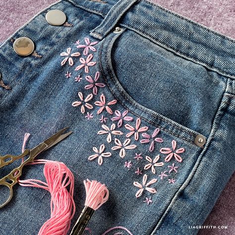 Flower Embroidered Jeans Jeans Embroidery Ideas, Embroidery Overalls, Jean Embroidery, Flower Embroidered Jeans, Embroidery Jeans Diy, Simple Hand Embroidery Patterns, Upcycling Clothes, Daisy Stitch, Clothes Embroidery Diy