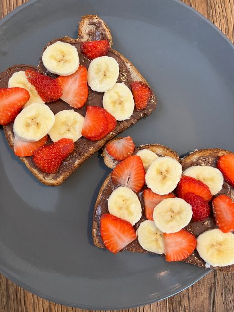 Essen, Banana Nutella Toast, Healthy Snack Ideas On The Go, Breakfast Bread Ideas, Healthy Summer Foods, Toast Ideas Breakfast, Nutella Toast, Healthy Food Pictures, Healthy Breakfast Toast