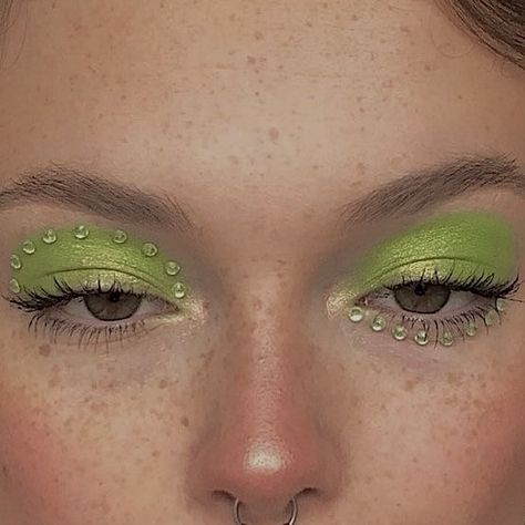 Eyeshadow Blush Look, Green Eye Makeup Festival, Makeup Ideas Gemstones, Rhinestone Makeup Festival, Hooded Eye Green Makeup, How To Do Euphoria Makeup, Green Eyeshadow With Rhinestones, Cute Rhinestone Makeup, Brat Summer Makeup