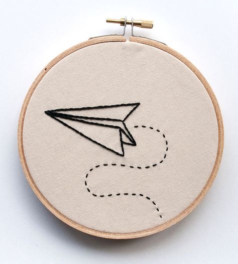 Haft Vintage, Minimalist Embroidery, Stitch Paper, Embroidered Paper, Broderie Simple, Embroidered Wall Art, Diy Broderie, Paper Airplane, Pola Kristik