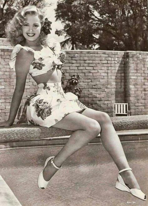 Vintage Snapshots Prove That 40's Women Fashion Is Always Adorable ~ Vintage Everyday 40s Fashion, Glamour Vintage, Estilo Pin Up, Fashion 1940s, Rockabilly Style, Look Retro, Retro Mode, King Louie, Foto Vintage