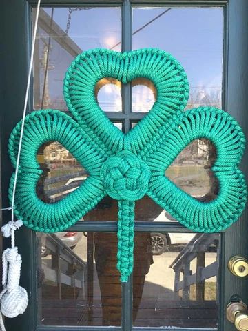 Mystic Knotwork's St. Patty's Day Green Loom Knit, Irish Wreath, Green Sage, Irish Girls, Diy Macrame, Macrame Ideas, Green Dark, St Pattys Day, Macrame Patterns