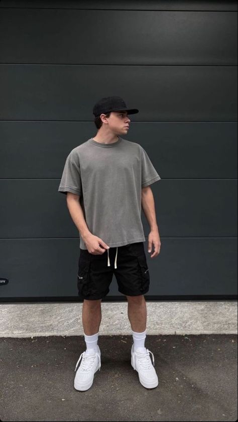 Oversized Shirt And Shorts Outfit Men, Streetwear Gym Outfit, Oversized Gym Outfit Men, Black Gym Shorts Outfit, Black Shorts Outfit Men Streetwear, Black Cap Outfit Men, Outfits Oversize Hombre, Vans Outfit Men Street Styles, Black Cap Outfit