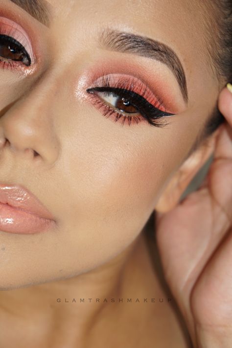 Peachy makeup Coral Smokey Eye, Peach And Brown Makeup, Peach Coral Makeup Look, Coral Eyeshadow Looks, Coral Dress Makeup, Vestidos Color Melon, Coral Makeup Looks, Apricot Makeup, Vestidos Color Salmon