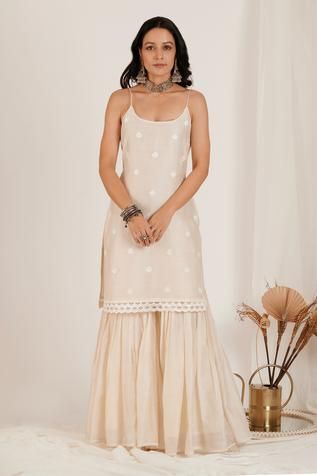 Sleeveless Sharara Suits, Noodle Strap Suit Indian, Sharara Sleeveless, White Sharara Designs, Strap Suits Indian, Noodle Strap Kurta, Sleeveless Sharara, Sharara Ideas, Haldi Suit