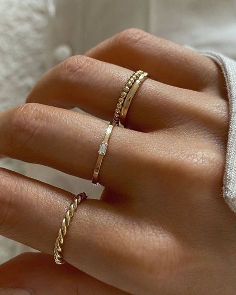 Gold Jewlery, Gold Minimalist Jewelry, Ringe Gold, Stil Inspiration, Jewelry Lookbook, Jewelry Essentials, Stacked Jewelry, Classy Jewelry, Hand Jewelry