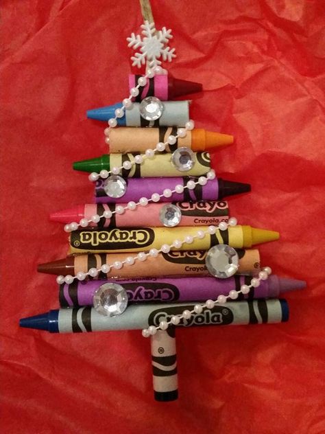 Crayon tree ornament Crayon Tree Ornaments, Natal, Crayola Crafts, Pencil Ornaments Diy, Crayon Christmas Ornaments, Crayon Christmas Tree, Crayola Christmas Tree, Crayon Ornaments Diy, School Christmas Tree