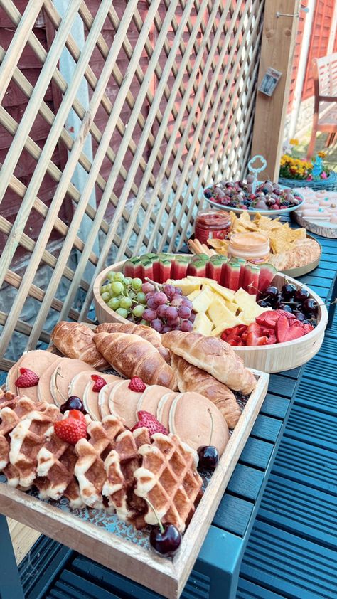 Pancake Brunch Boards, Simple Brunch Birthday Party, Cute Brunch Decorations, Fruit Bar Birthday Party, Brunch Bday Party Food Ideas, Birthday Party Breakfast Food, Wedding Pancake Bar, Lake Brunch Ideas, Cute Brunch Ideas At Home