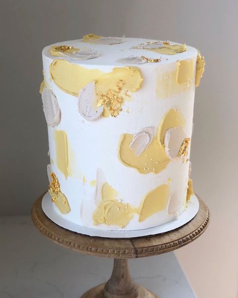 Yellow Aesthetic Party Decorations, White And Yellow Cake Decoration, Yellow Theme Birthday Cake, Yellow 21st Birthday Cake, Yellow Bday Cake, Yellow Gender Reveal Cake, Yellow And White Cake Design, Yellow Cake Ideas Birthdays, Yellow Birthday Cake For Women