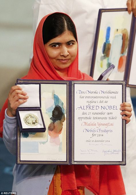 The youngest winner in history, Malala, poses with her Nobel Peace Prize at the City Hall in Oslo, Norway Nobel Prize Winners, Nobel Prize In Literature, Noble Peace Prize, Alfred Nobel, Life Goals Future, Right To Education, Malala Yousafzai, High School Classroom, Queen Latifah