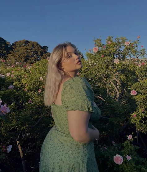 Plus Size Blonde Woman, Plus Size Blonde Aesthetic, Aesthetic Plus Size Poses, Midsize Aesthetic Photography, Pretty People Plus Size, Cute Poses Plus Size, Cottage Core Midsize, Insta Poses Plus Size, Chubby Girl Posing Ideas