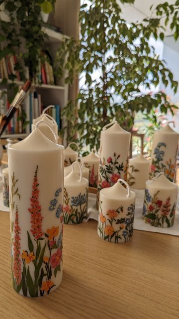 Natal, Painting With Candles, Cute Candle Painting Ideas, Painted Pillar Candles Diy, Floral Painted Candles, Diy Candle Painting Ideas, Flower Painted Candles, Candle Painting Inspiration, Pillar Candle Painting