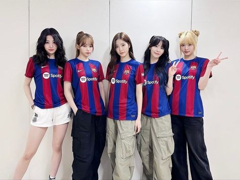 LE SSERAFIM Shines in new Spotify RADAR Feature with a nod to FC Barcelona Barca Jersey, Camisa Barcelona, Barcelona T Shirt, Barcelona Shirt, Barcelona Jerseys, We Are Best Friends, Barcelona Fc, Jersey Outfit, Mode Kpop