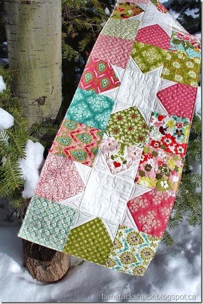 star quilt Patchwork, Natal, Free Charm Pack Table Runner Patterns, Table Topper Patterns, Charm Pack Quilts, Patchwork Table Runner, Quilted Table Runners Patterns, Crochet Table, Quilted Table Toppers