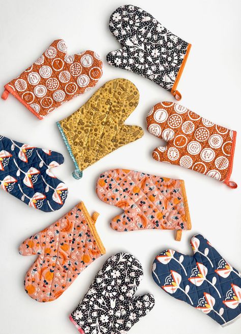 VIDEO: OVEN MITT + FREE PATTERN - MADE EVERYDAY Quilted Oven Mits, Patchwork, Clothing Sewing Patterns Free, Baby Clothes Patterns Sewing, Sewing To Sell, Cute Sewing Projects, Potholder Patterns, Sewing Projects Clothes, Gloves Pattern