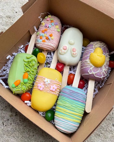 Easter Cakecicle, Cakesicle Treat Boxes, Cakesicle Pricing, Easter Cake Sicles, Easter Sweet Treat Box Ideas, Easter Popsicles, Easter Cake Popsicles, Easter Cakesicles Ideas, Spring Cakesicles