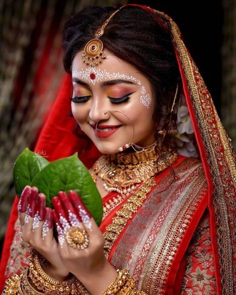 Bengali Bridal Poses, Simple Bridal Makeup Indian, Bengali Bride Makeup, Kolka Art, Shaadi Outfits, Durga Puja Kolkata, Makeup Skills, Simple Saree, Alpona Design