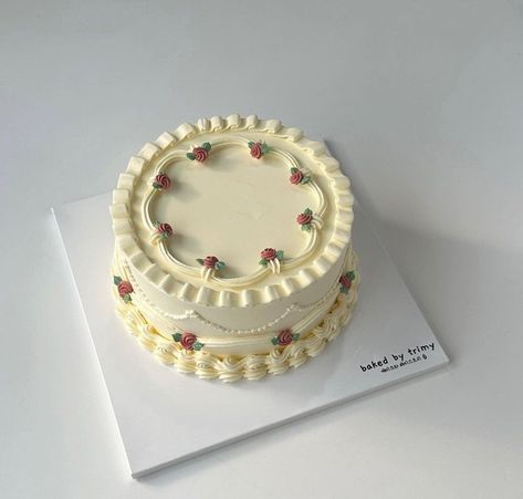 Simple Vintage Cake Designs, Birthday Cake Aesthetic Strawberry, Simple Easter Cake Ideas, Circle Birthday Cake Aesthetic, Circle Vintage Cake, Vintage Cake Simple, Simple Aesthetic Cake Design, Circle Cake Designs, Small Vintage Cake