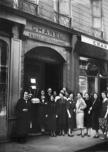 Chanel Fashion House, Paris, 1938 Coco Chanel Pictures, Chanel Pictures, Coco Chanel Fashion, Chanel Suit, Chanel Boutique, Chanel Brand, Mode Chanel, Carine Roitfeld, Gabrielle Chanel