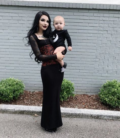 Dress Like A Mom, Goth Boy Outfits, Punk Mom, Goth Mom, Punk Baby, Goth Princess, Goth Kids, Goth Baby, Goth Boy