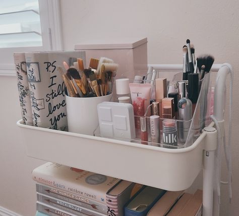 White Cart Organization, 3 Tier Cart Aesthetic, Utility Cart Aesthetic, Aesthetic Room Cart, Makeup Organization Cart, Ikea Råshult, Makeup Cart Organizer, Utility Cart Ideas Bedroom, Room Cart Ideas