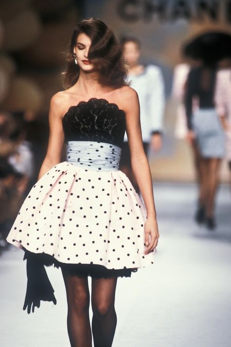 Linda Evangelista - CHANEL Runway Show RTW F/W 1988 Couture, 1980 Fashion, Chanel Runway, Runway Fashion Couture, 90s Runway Fashion, Vintage Runway, Runway Outfits, Linda Evangelista, Claudia Schiffer