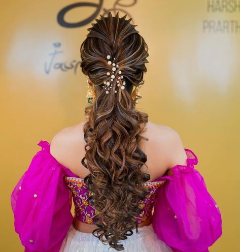 Bridal hairstyles Co Bride Hairstyle Indian, Sangeet Hairstyles For Bride Long Hair, Messy Ponytail Hairstyles Indian Wedding, Garba Hairstyles Indian Bride, Massy Choti Hairstyle, Curls Ponytail Hairstyles, Unique Hair Styles Women, Ponytail Hairstyles Indian Wedding, Mehendi Hairstyles Brides