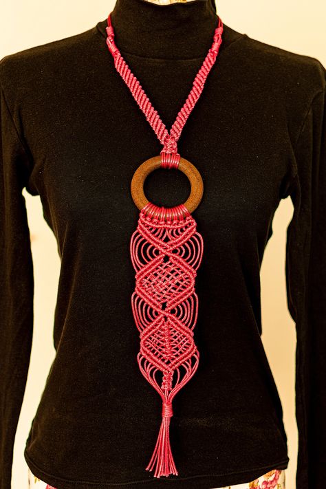 Fuchsia-colored macramé necklace, decorated with a wooden ring, polyester thread, magnetic closure, 19 in long. Made to order Macramé Necklace, Knotted Jewelry, Macrame Rings, Macrame Pendant, Jewelry Knots, Weave Pattern, Wooden Ring, Macrame Necklace, Unique Necklace