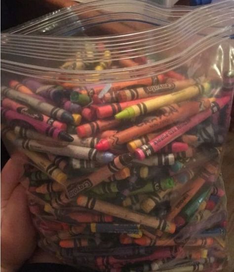 Things You Can Smell Just By Looking At A Picture - Neatorama 2000s Pictures, 2000s Boys, Box Of Crayons, Good Smell, 2010s Nostalgia, Nostalgia Core, Nostalgia Aesthetic, Childhood Memories 2000, Funny Feeling