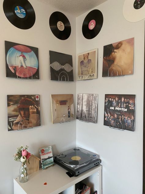 Good Vinyl Records, Vinyl Album Covers Wall, Room Inspo Vinyl Wall, Selves On Wall Design, Room Ideas With Vinyl Records, Music Album Cover Wall Decor, Vinyl Room Design, Vinyl In Bedroom, Vinyl Wall Ideas Bedrooms