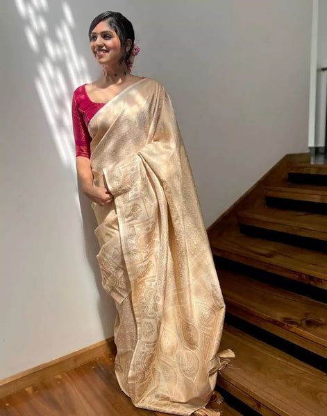 Type: Saree Saree Color: Cream  Blouse Color: Pink  Saree Length: 5.5 Mtrs Blouse Length: 0.80 Mtrs Fabric: Soft Silk Work: Zari Weaving Care instruction: Dry clean only Blouse Designs For Big Border Sarees, Ganpati Saree Look, Cream Banarasi Saree, Cream Saree With Contrast Blouse, Saree For Reception Bridesmaid, Offwhite Saree With Contrast Blouse, Lichi Silk Saree, Sarees Latest, Saree Beautiful