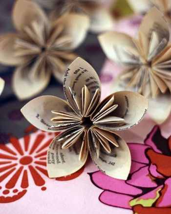 origami flowers - tutorial:  http://foldingtrees.com/2008/11/kusudama-tutorial-part-1/ Kerajinan Diy, Diy Flores, Origami Flower, Fleurs Diy, Folding Origami, How To Make Paper Flowers, Diy Papier, Paper Flower Tutorial, Origami Flowers