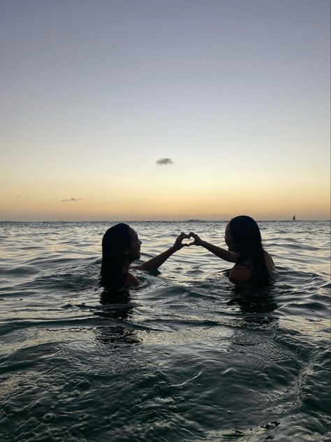 Beach Holiday Aesthetic Friends, Bff Beach Aesthetic, Cool Beach Pictures With Friends, Swimming With Bestie, Sunset Swim Aesthetic, Friendship Beach Pictures, Beach With Bestie Aesthetic, Cute Spring Break Picture Ideas, Bestie Vacation Aesthetic