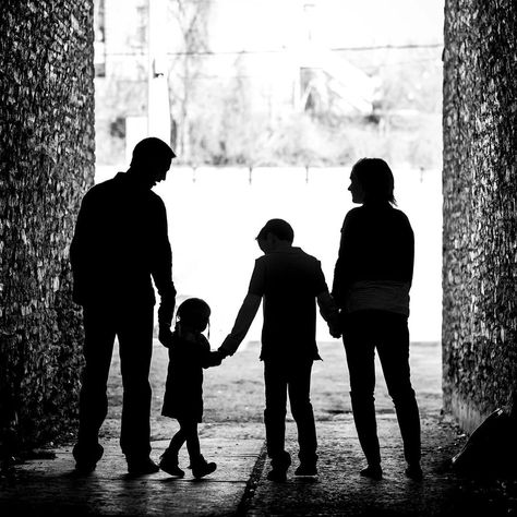 Silhouette family photo in black and white. Family Photo Black And White, Family Black And White, Silhouette Family, Photo Black And White, Family Black, White Love, Wedding Portrait Photography, Black And White Love, Photo Black