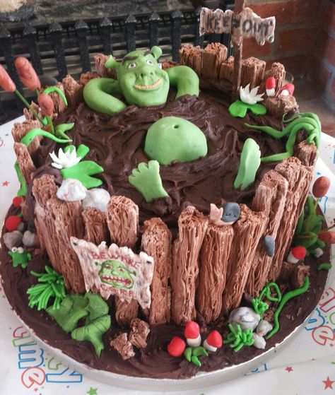 Flakes on the outside of a Swamp Cake. Need a gator instead of Shrek though. Swamp Cake, Boy Birthday Ideas, Camping Theme Cakes, Shrek Wedding, Fiona Y Shrek, Shrek Birthday, Shrek Cake, Cake Decoration Ideas, Cake Kids