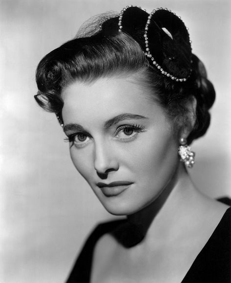 Patricia Neal (January 20, 1926 – August 8, 2010) was an American actress of stage and screen. She was best known for her film roles as World War II widow Helen Benson in The Day the Earth Stood Still (1951), wealthy matron Emily Eustace Failenson in Breakfast at Tiffany's (1961), and the worn-out housekeeper Alma Brown in Hud (1963), for which she won the Academy Award for Best Actress. Old Film Stars, Hud 1963, Patricia Neal, Stars D'hollywood, Best Actress Oscar, Stars Vintage, Vintage Actresses, Tony Award, Old Movie Stars